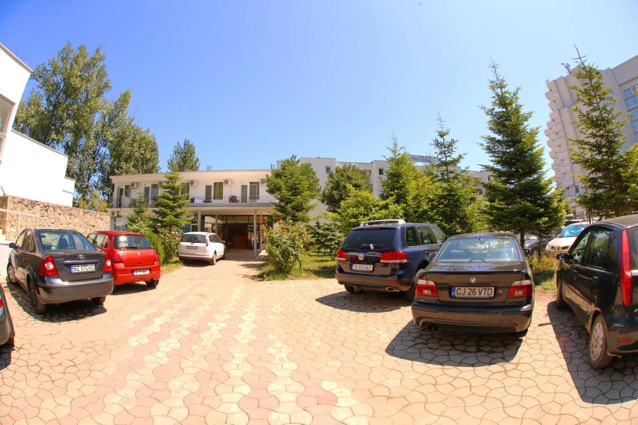Jijo'S Hotel Мамая Екстериор снимка